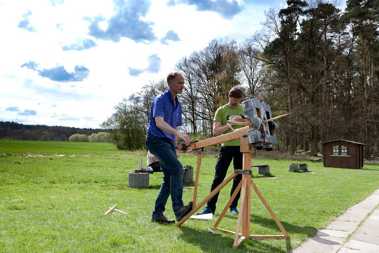 Erste Tests mit dem an der Professur für Alte Geschichte nachgebauten Scorpio der mittleren Kaiserzeit: Austrittsgeschwindigkeit 47 m/s