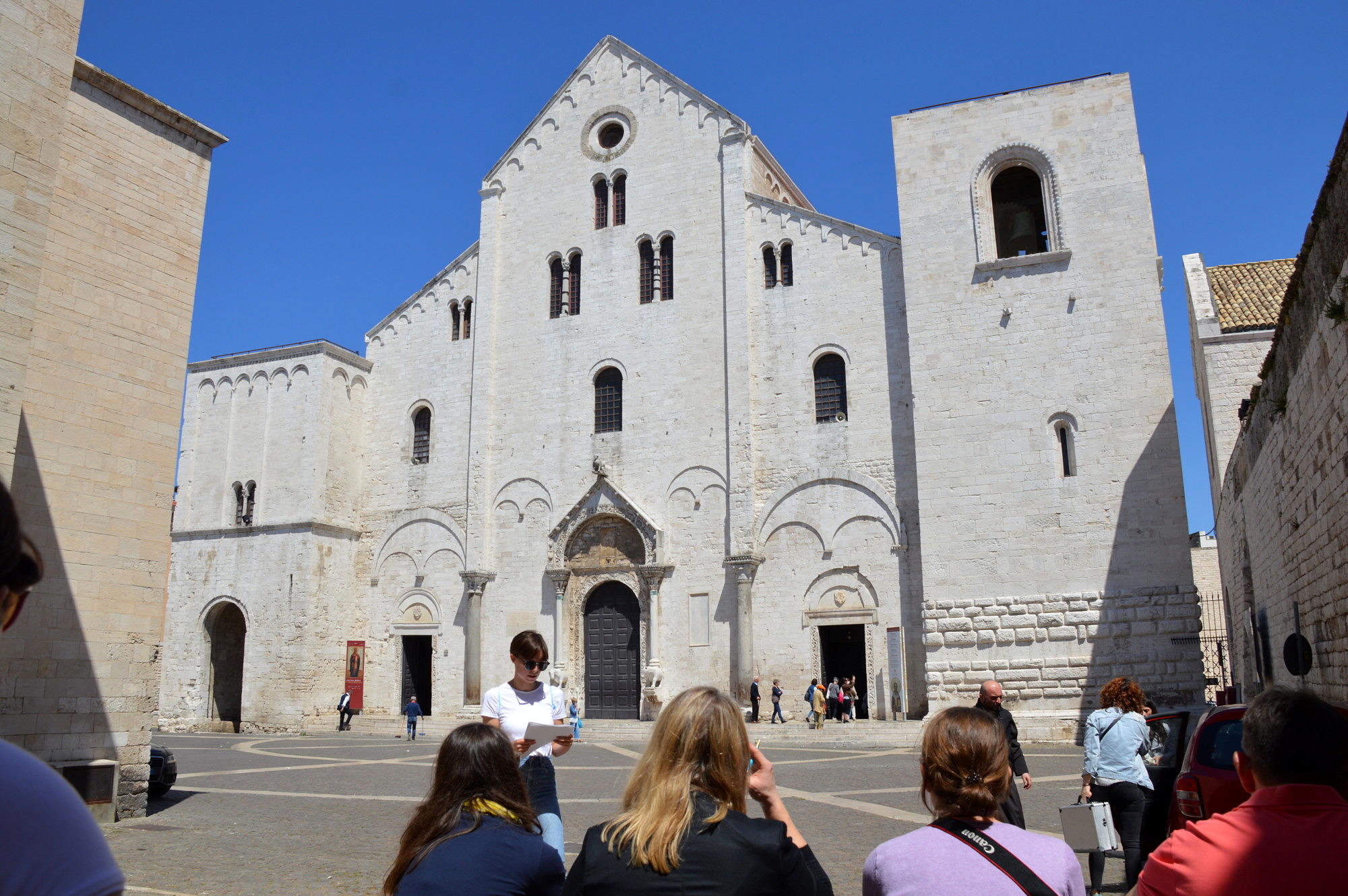 Vor der Basilica San Nicola in Bari. Foto: Julian Krenz