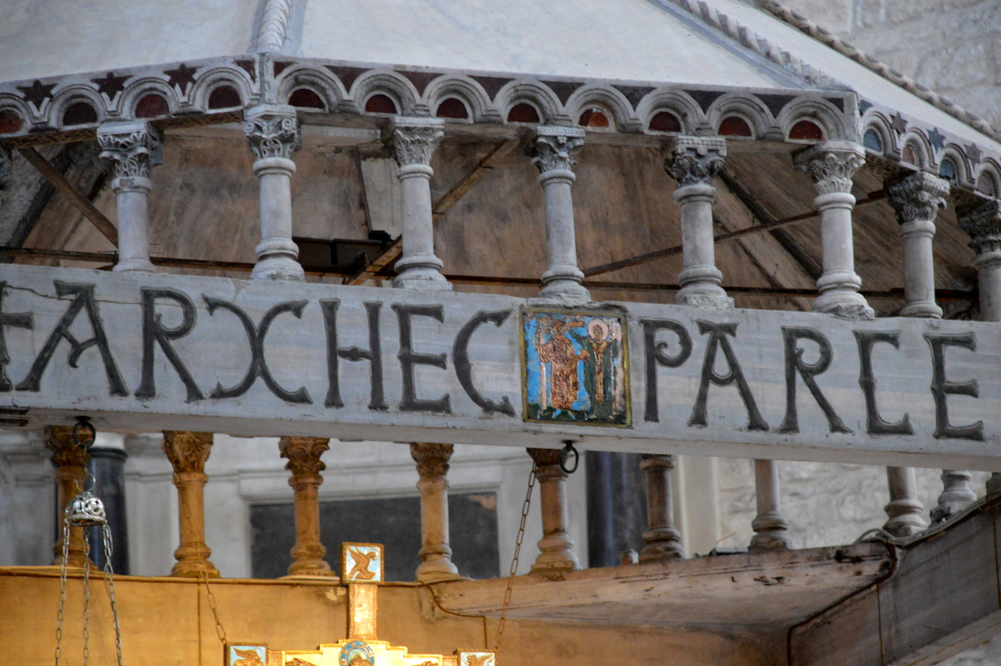 San Nicola in Bari: Darstellung der Krönung Rogers II. von Sizilien durch den heiligen Nikolaus, angebracht am Ziborium der Kirche. Foto: Julian Krenz