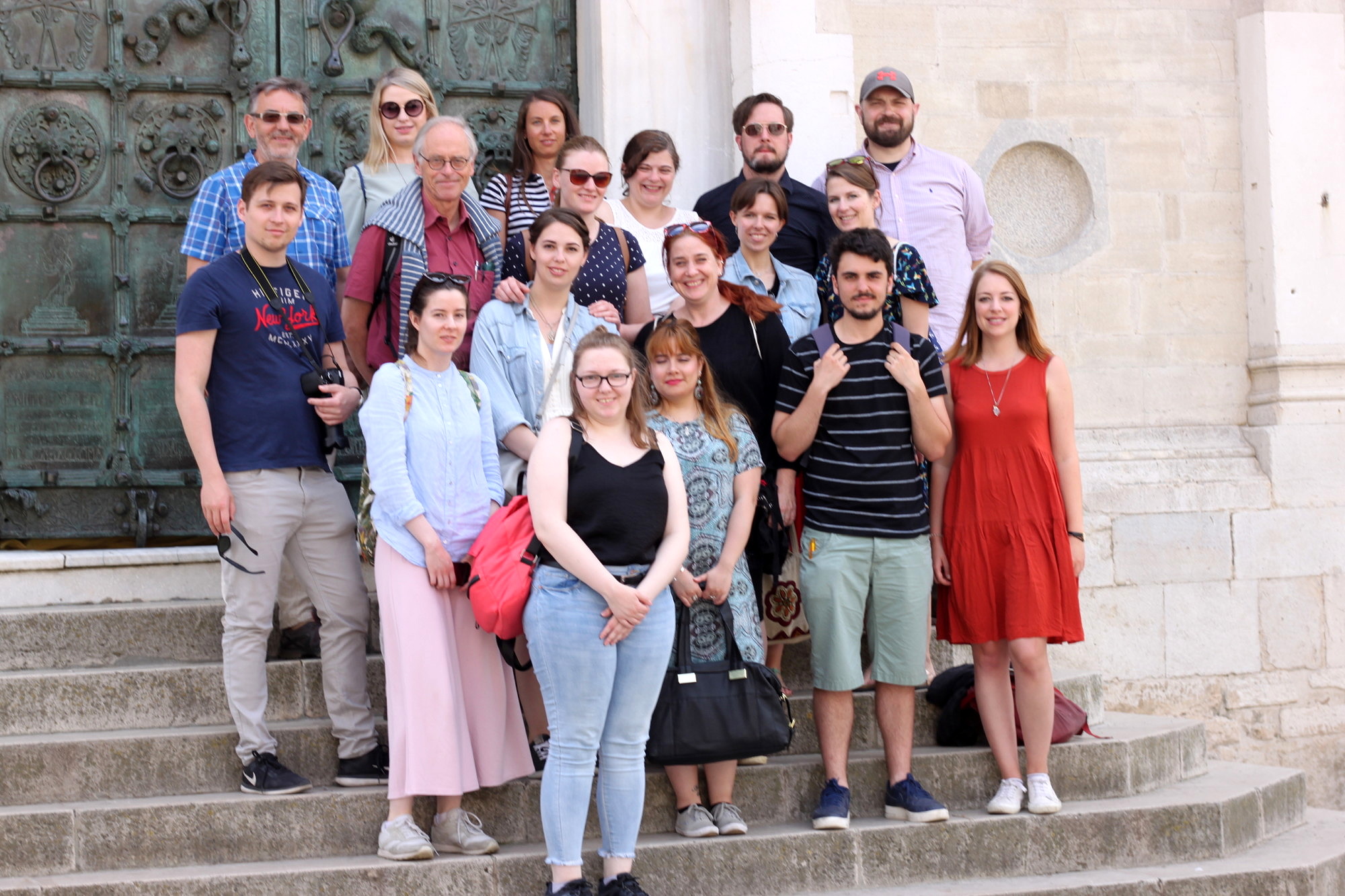 Die Teilnehmerinnen und Teilnehmer vor der berühmten Bronzetür der Kathedrale von Troia. Foto: Judith Werner