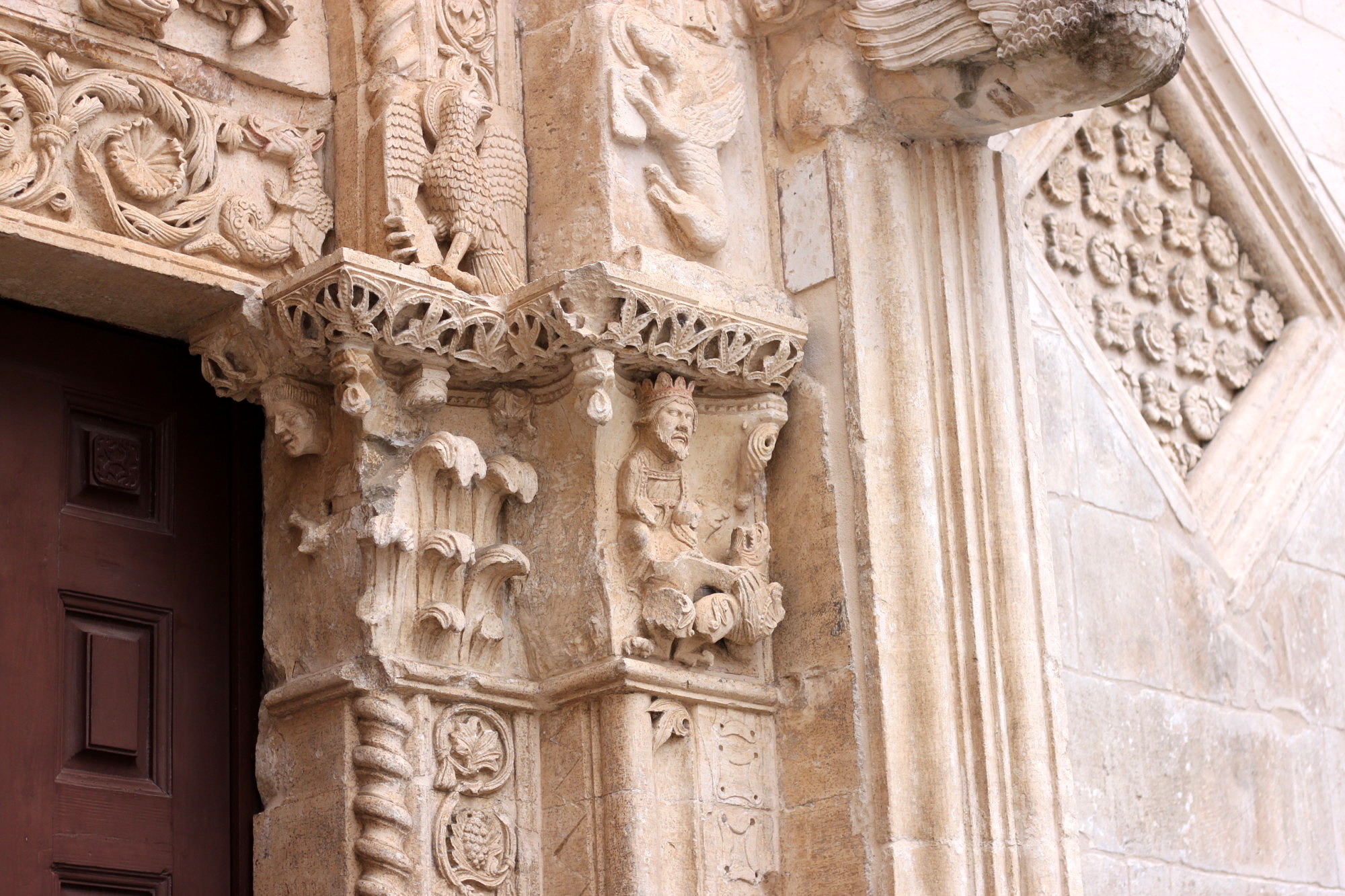 Relief an der Fassade von S. Maria di Siponto. Foto: Julian Krenz