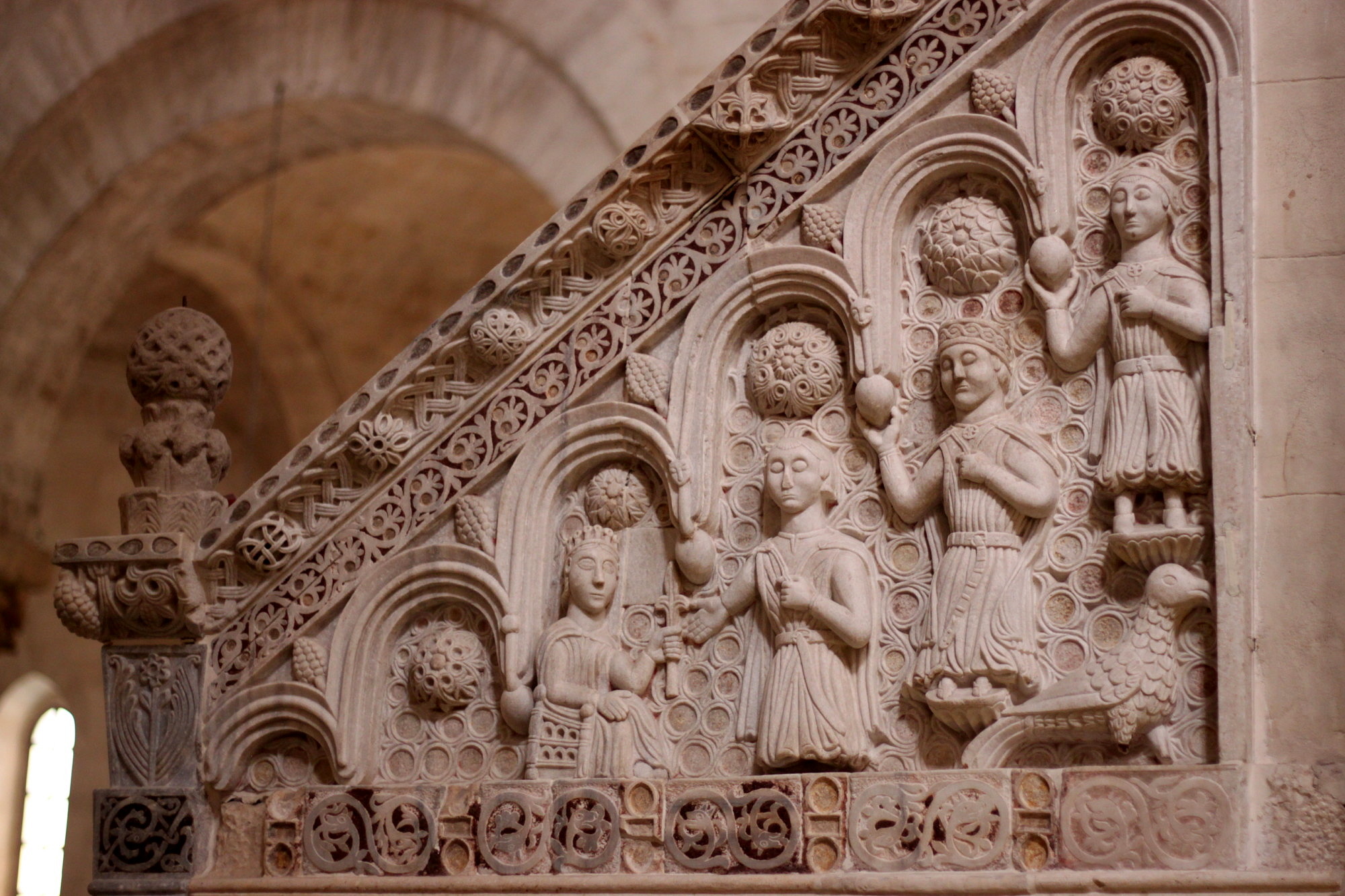 Kanzelrelief in der Kathedrale von Barletta. Dargestellt ist möglicherweise die staufische Herrschaftssukzession. Foto: Judith Werner
