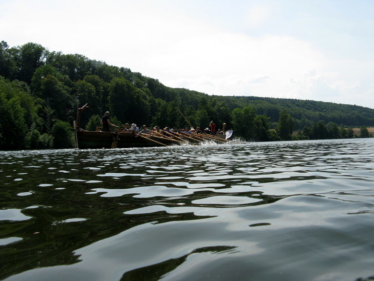 Zwei Römerboote in Regensburg: F.A.N. und Lusoria treffen sich für wissenschaftliche Tests