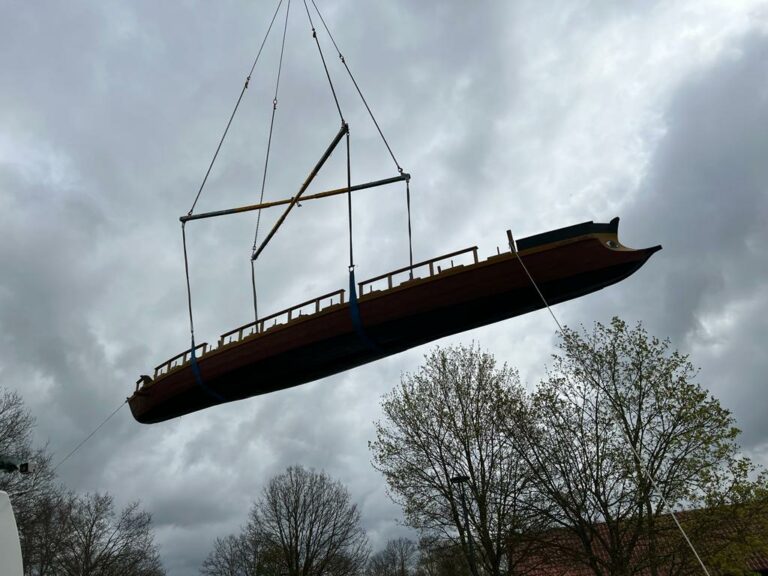 Danuvina Alacris wird in den Altmühlsee gekrant